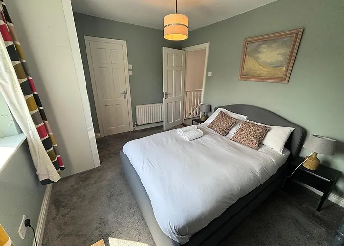 Central, Comfortable And Spacious 4 Bed Duplex